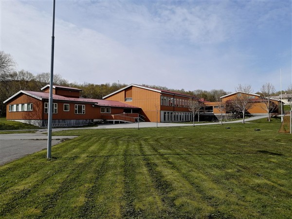 Sør-Roan skole bak et stort plenområde.
