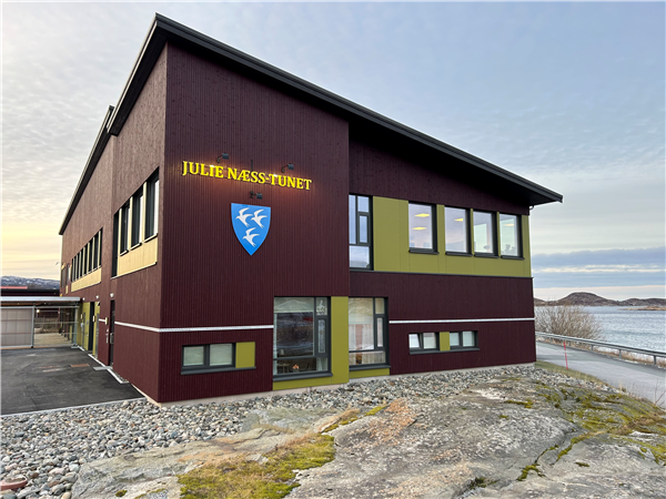 Bilde av Julie Næss-tunet sett utenfra, på ene kortveggen.