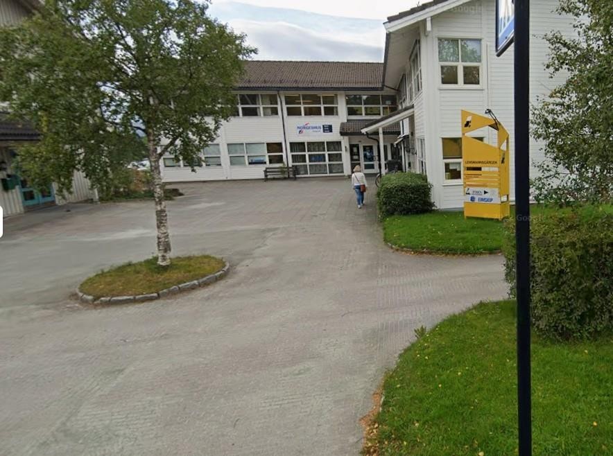 bilde av lensmannsgården, tatt fra gata. - Klikk for stort bilde