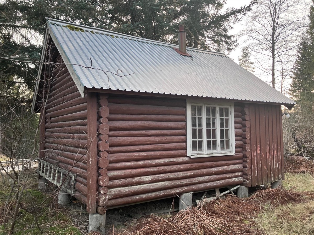 Skogstua sett fra siden. - Klikk for stort bilde