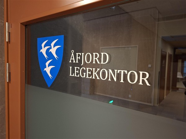 Logoen til Åfjord kommune på ei dør.