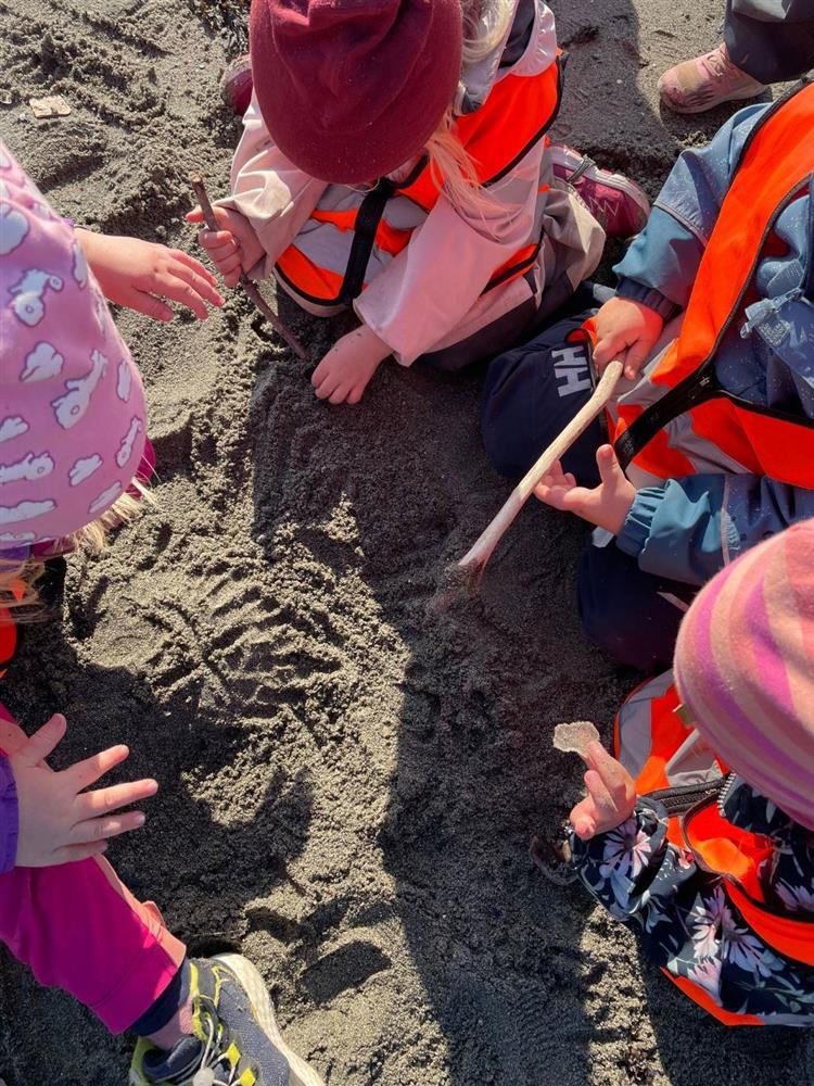 Barn leker i sand - Klikk for stort bilde