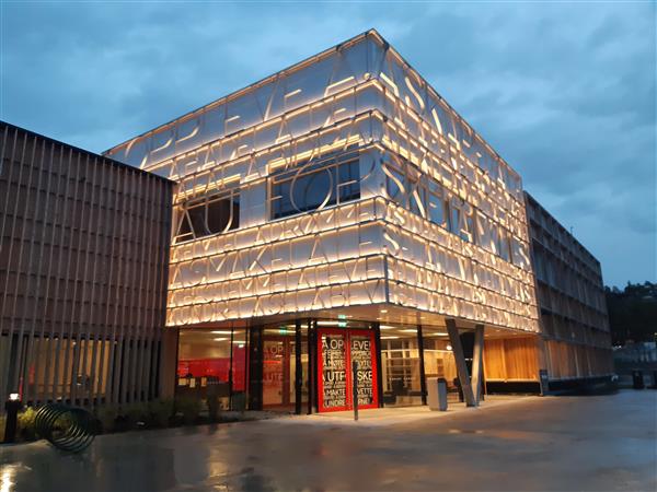 inngangspartiet til Å!, sett utenfra.