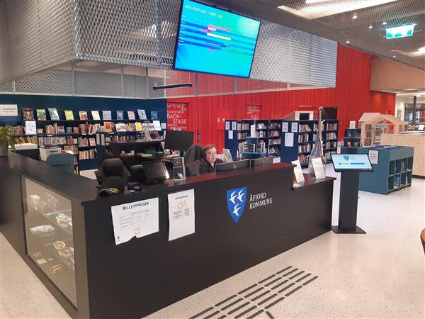 skranken til Å! og rådhuset, med en person sittende bak skranken.