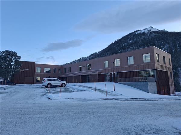 helsehuset sett forfra, med mælanakken i bakgrunnen.