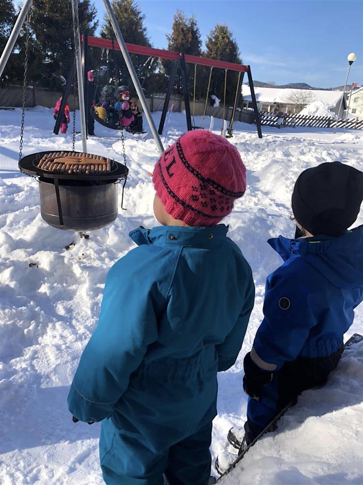 barn som er utendørs på vinteren og griller - Klikk for stort bilde