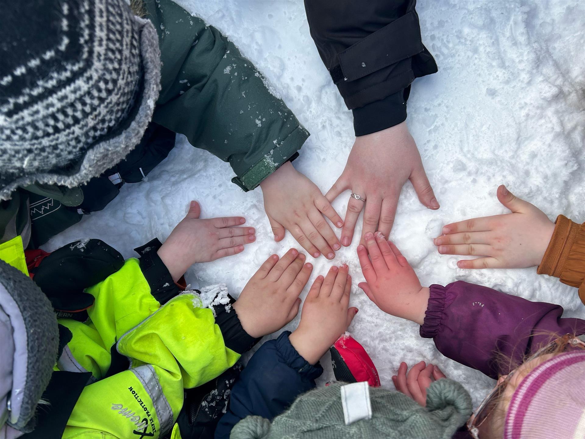 Barn som samler hendene ved siden av hverandre.