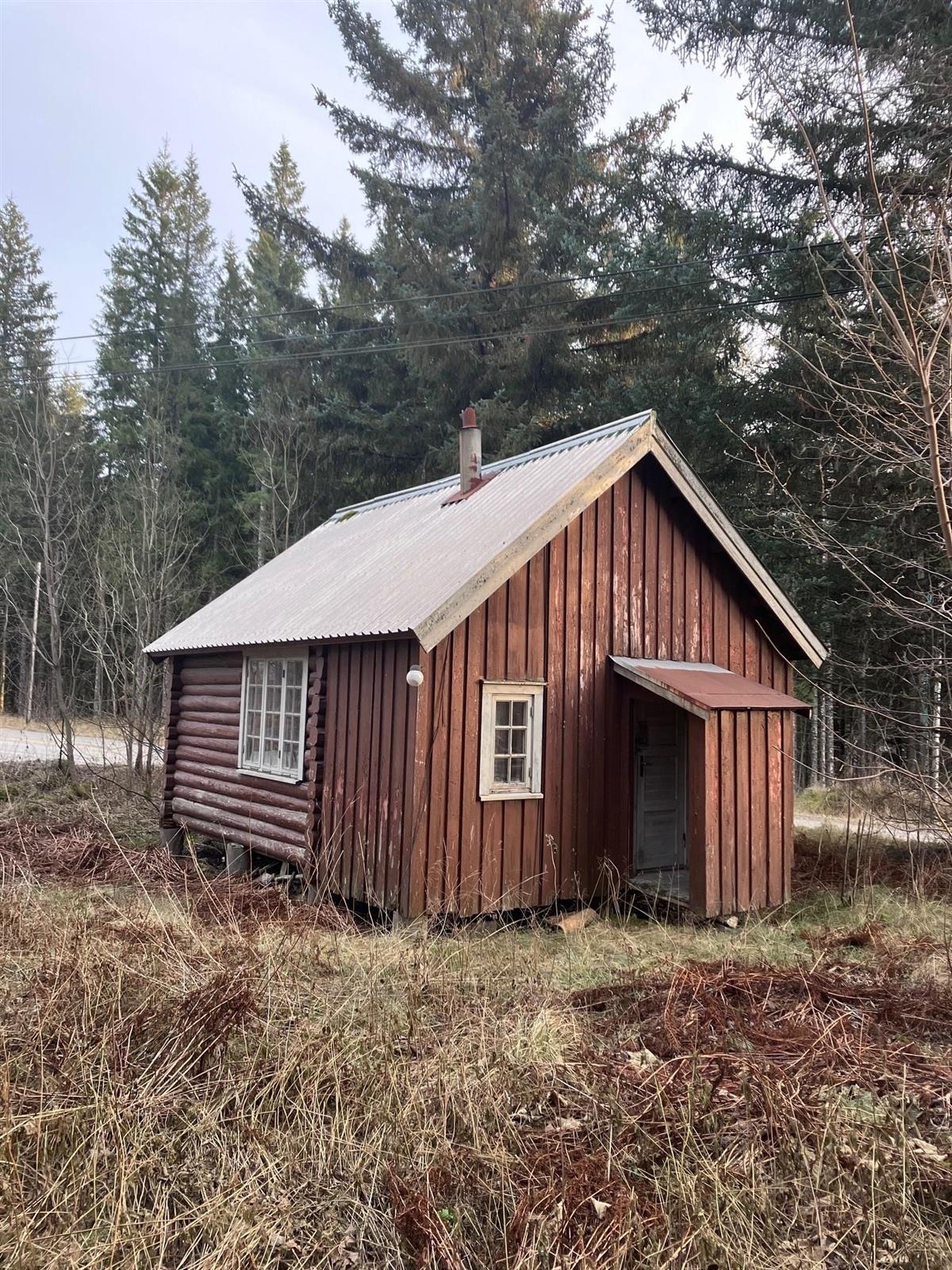 Skogstua sett forfra. - Klikk for stort bilde