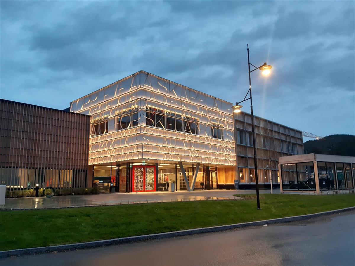 Bilde av inngangspartiet til Å!. - Klikk for stort bilde